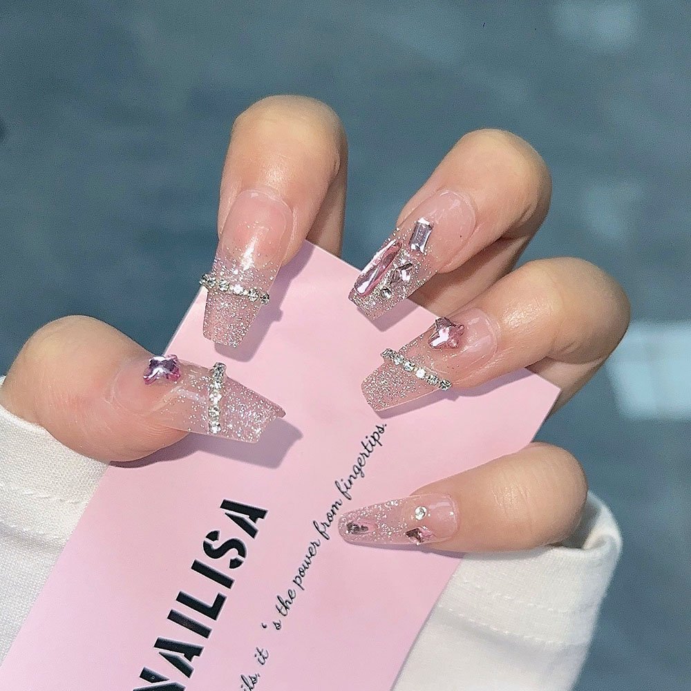 Ongles press-on roses dégradé pailleté, chaîne de strass et papillon 3D | Longs - Image 6