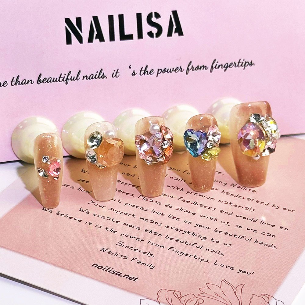 Ongles press-on rose nude et brun rouge avec strass colorés et perles | Longs - Image 4