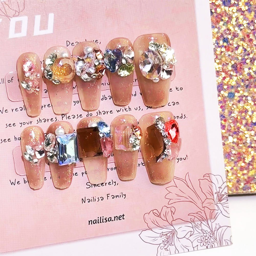 Ongles press-on rose nude et brun rouge avec strass colorés et perles | Longs - Image 5