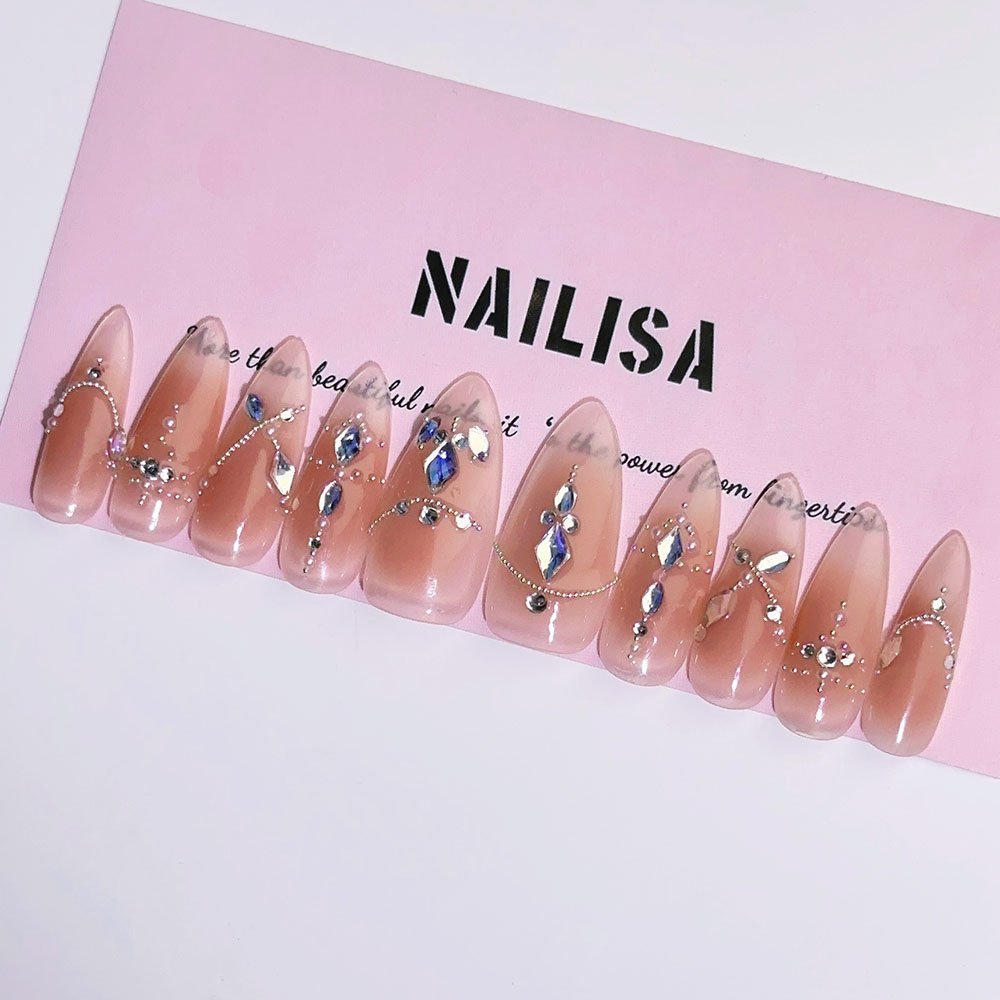 Ongles press-on stiletto rose nude dégradé avec chaîne argentée | Longs mariée