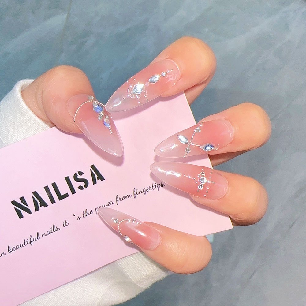 Ongles press-on stiletto rose nude dégradé avec chaîne argentée | Longs mariée - Image 2