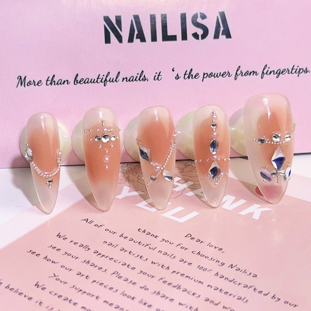 Ongles press-on stiletto rose nude dégradé avec chaîne argentée | Longs mariée - Image 4