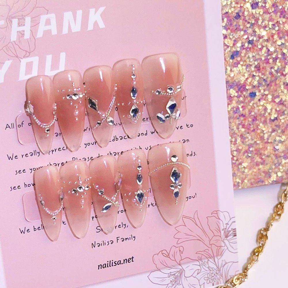 Ongles press-on stiletto rose nude dégradé avec chaîne argentée | Longs mariée - Image 5