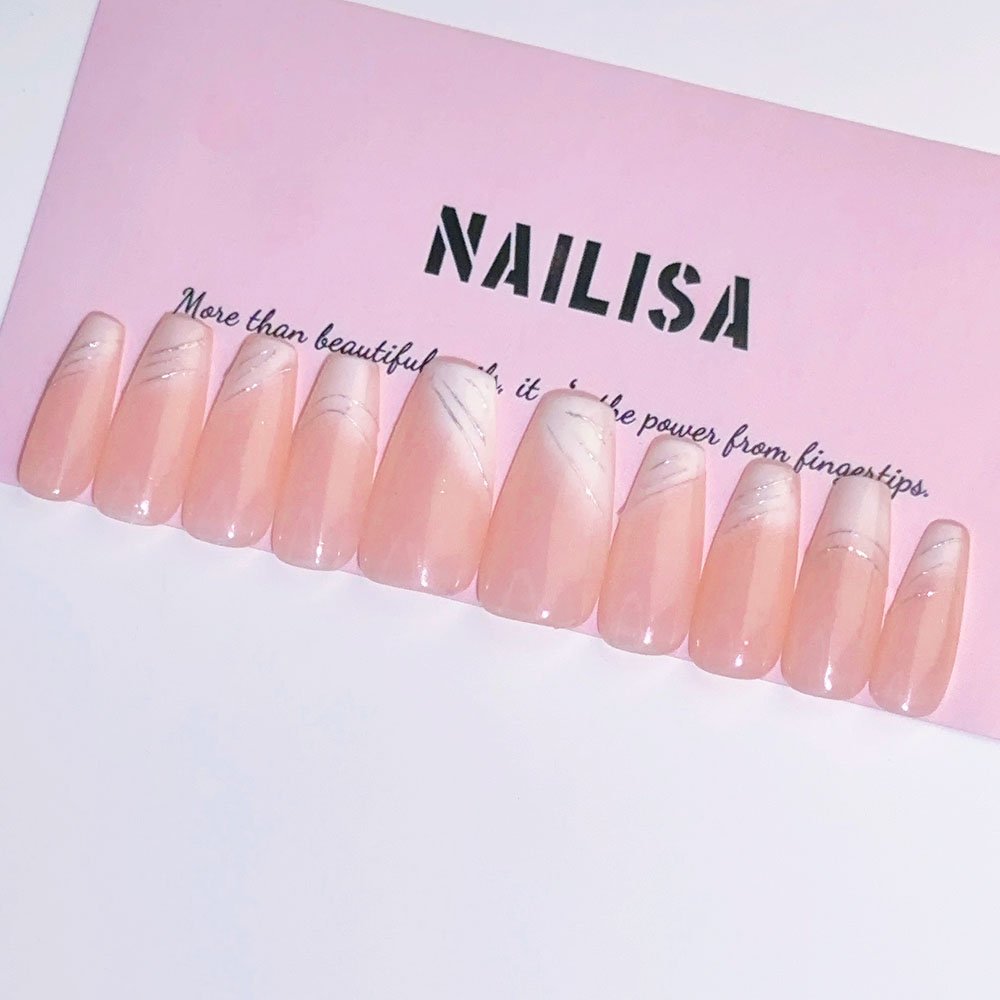 Unghie press-on francesi trapezoidali rosa nude sfumate con linee bianche | Lunghe